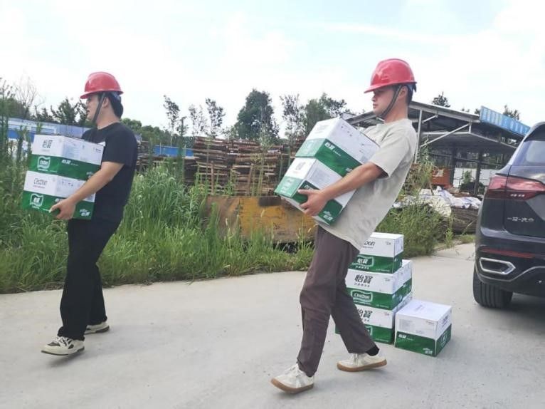 頭頂烈日腳踏熱土彰顯最美形象  雙向奔赴關(guān)愛職工共保一方平安